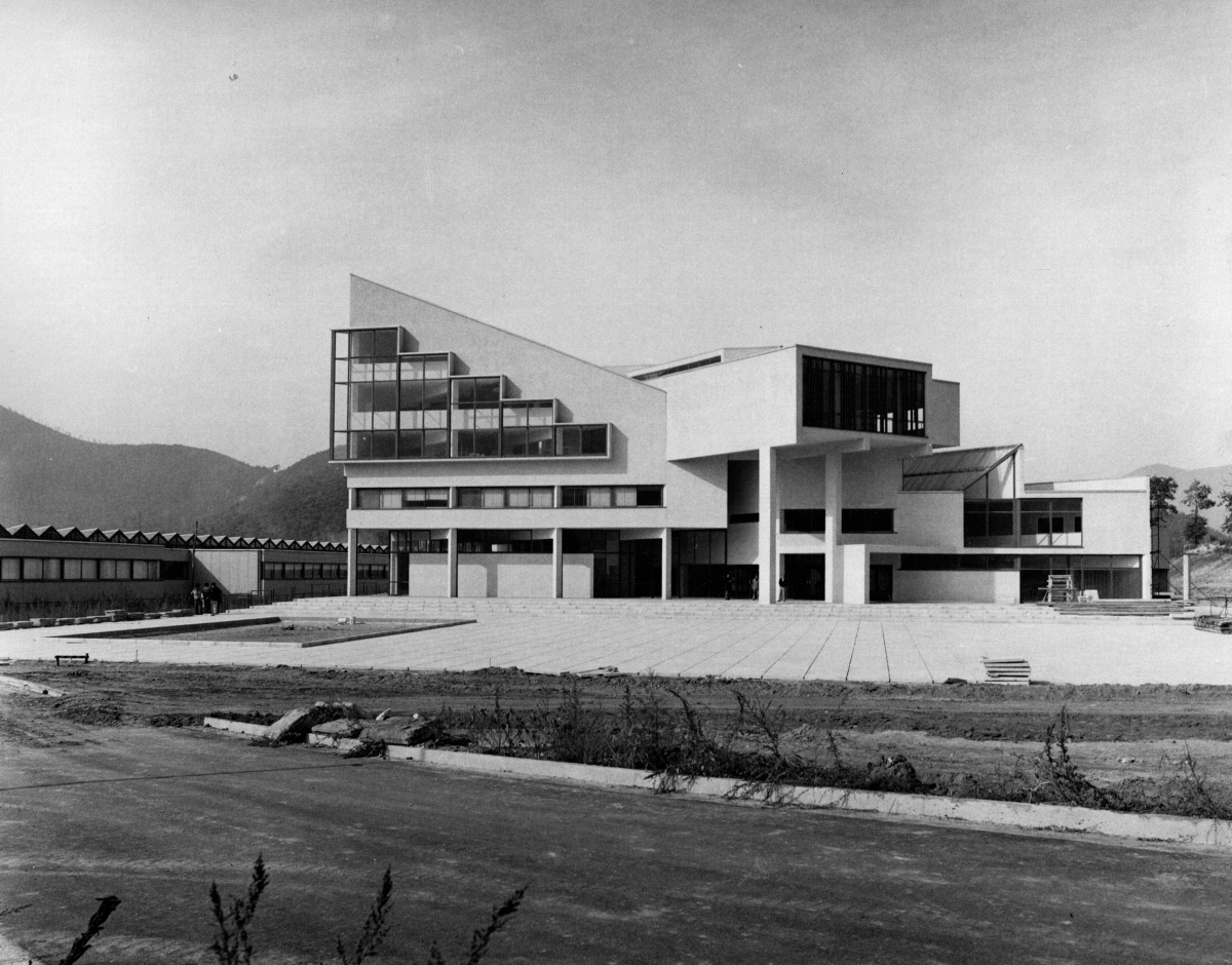 Campus di Baronissi: esterno, da  Archivio Capobianco (Foto di Mimmo Jodice)