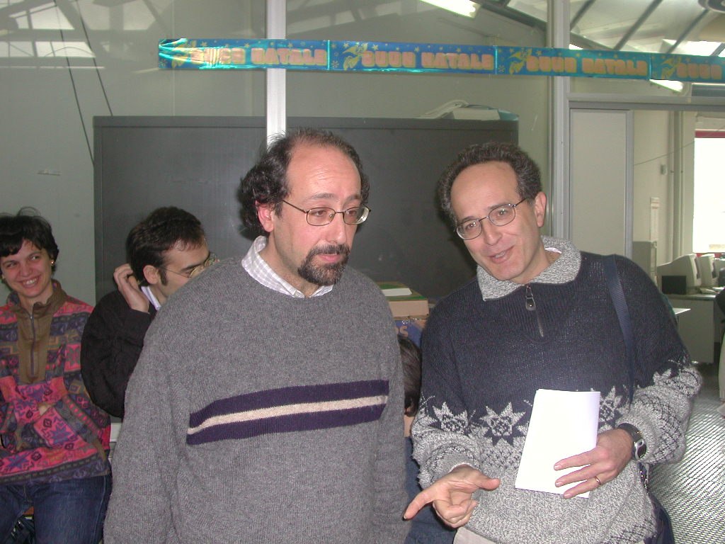 Laboratorio ISISLab nel campus di Baronissi, (da sinistra) Vittorio Scarano e Alberto Negro (30 marzo 2001)