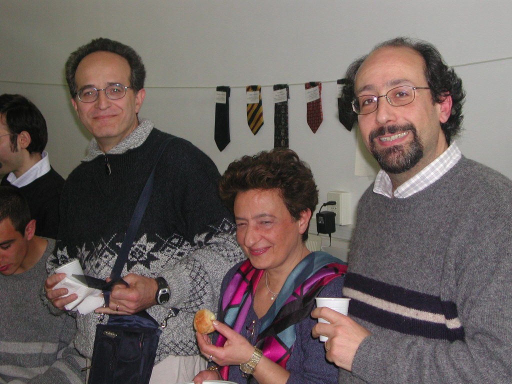 Festa di Pasqua nel laboratorio ISISLab nel campus di Baronissi. (da sinistra) Alberto Negro, Mena De Santis e  Vittorio Scarano (30 marzo 2001)