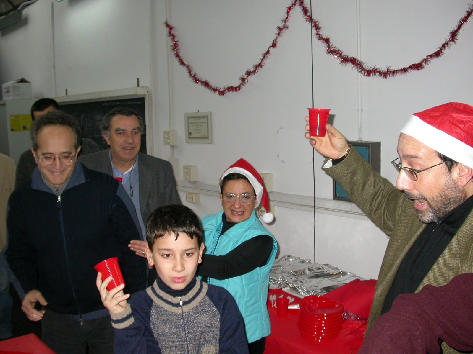 Festa di Natale nel laboratorio ISISLab nel campus di Baronissi. (da sinistra)  Alberto Negro, Bruno De Gemmis, Mena De Santis e Vittorio Scarano (22 dicembre 2004)