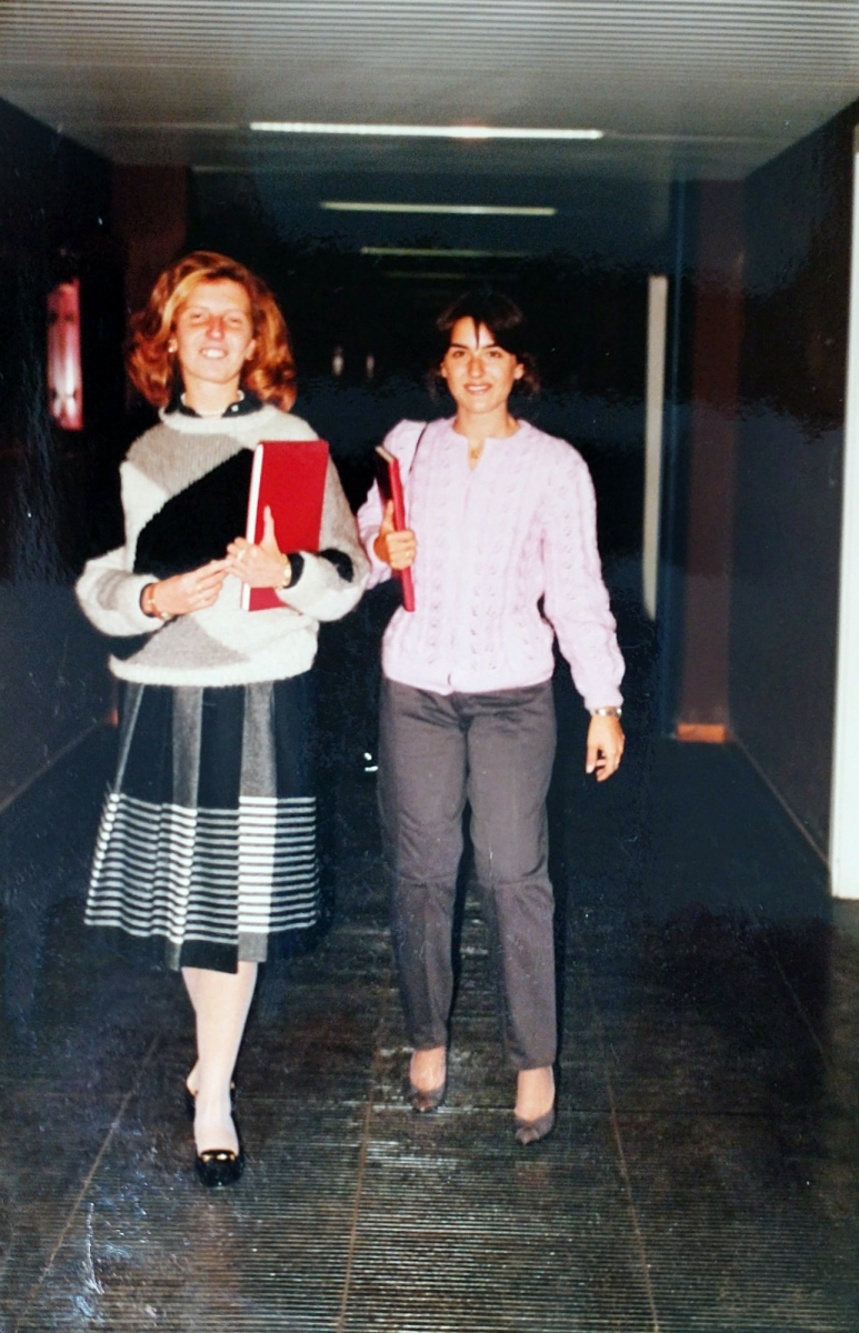 Amiche (da sinistra, Tina Magnotti e Luisa Gargano) a passaggio soddisfatte lungo  corridoi, dopo la seduta di laurea, 25 ottobre 1983  (Tina Magnotti)